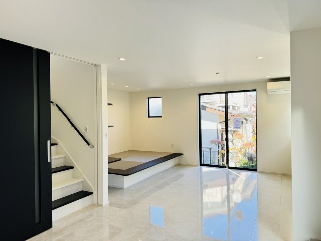 八王子市　絹ケ丘　新築一戸建ての居間・リビング|～24.04帖の明るく開放感のあるLDK、家族団欒の時間をお過ごしいただけます～