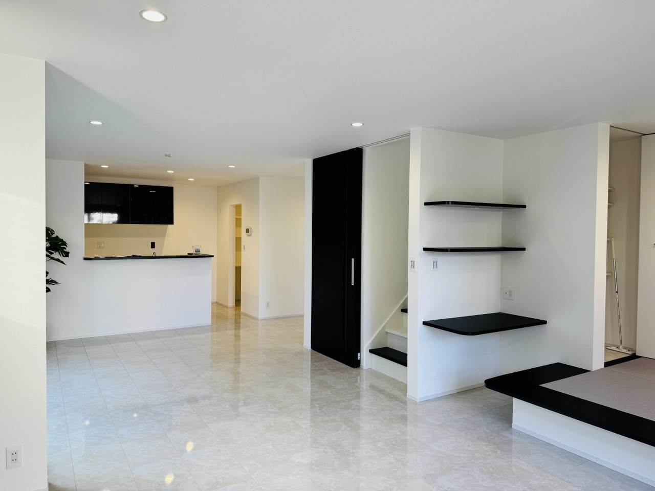 八王子市　絹ケ丘　新築一戸建ての居間・リビング|～24.04帖の明るく開放感のあるLDK、家族団欒の時間をお過ごしいただけます～