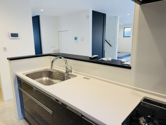 八王子市　絹ケ丘　新築未入居戸建てのキッチン|～３口コンロと広い調理台でお料理が捗ります～