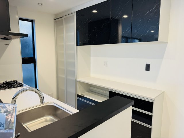 八王子市　絹ケ丘　新築一戸建てのキッチン|～キッチンには備付けのカップボード付き～