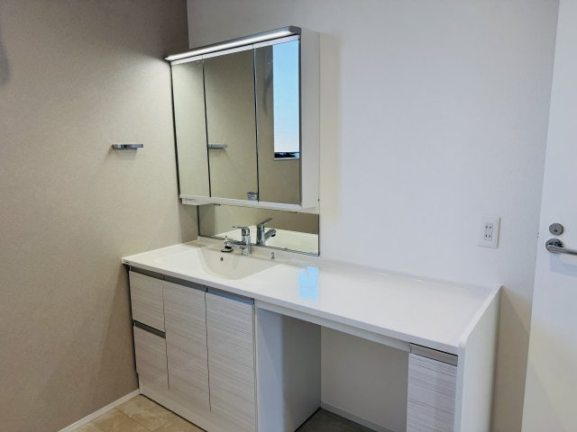 八王子市　絹ケ丘　新築一戸建ての独立洗面台|～ワイドカウンタ―付きの独立洗面台～
