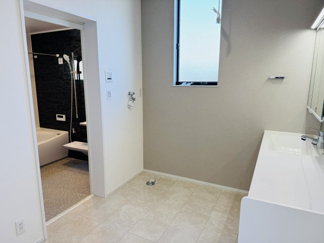 八王子市　絹ケ丘　新築一戸建ての脱衣所|～窓付きで明るい洗面所　換気もしやすいです～