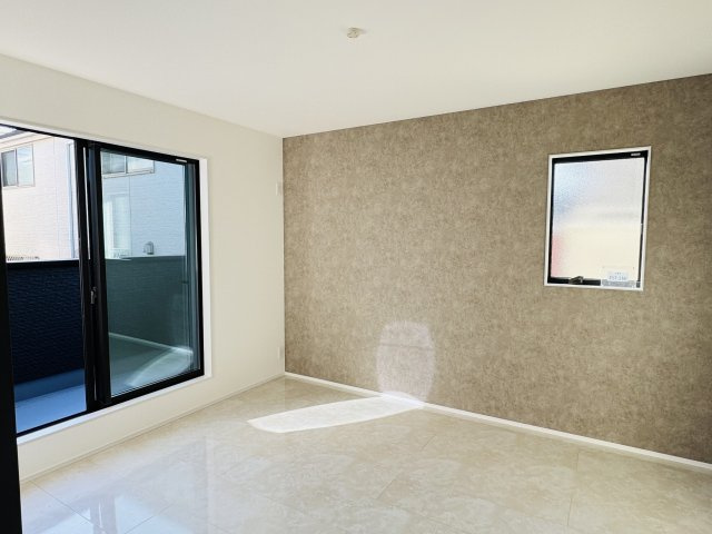 八王子市　絹ケ丘　新築一戸建ての寝室|～2階7.1帖の明るいLDKで、家族団欒の時間をお過ごしいただけます～