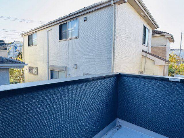 八王子市　絹ケ丘　新築未入居戸建てのバルコニー|～南東向きバルコニーが2面あります～