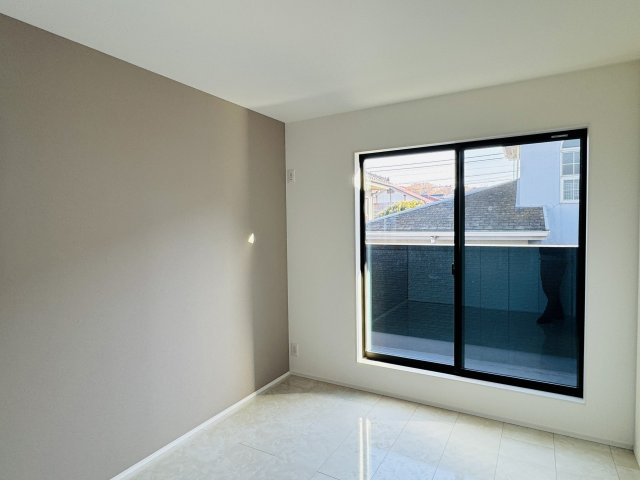 八王子市　絹ケ丘　新築一戸建ての洋室|～2階バルコニーに面している6.4帖の洋室です～