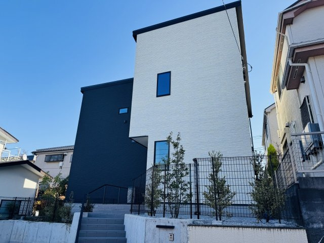 八王子市　絹ケ丘　新築一戸建ての外観|～長沼駅徒歩10分・北野駅徒歩15分　ZEH水準の省エネ住宅　並列2台駐車可能～