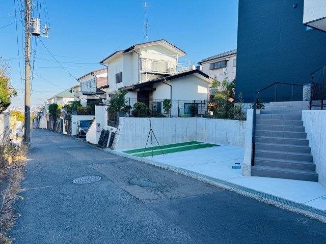 八王子市　絹ケ丘　新築未入居戸建ての前面道路含む現地写真|～北側5ｍ道路に面しています～