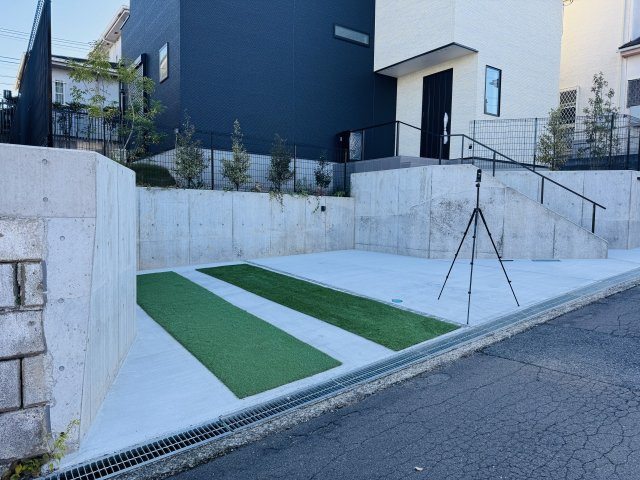 八王子市　絹ケ丘　新築一戸建ての駐車場|～並列2台駐車可能カースペース～