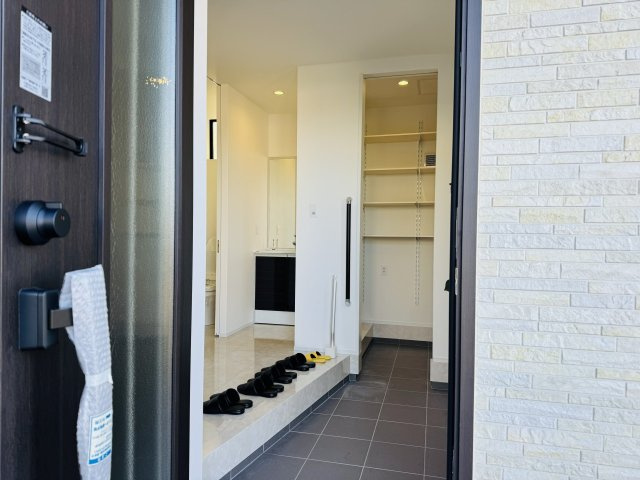 八王子市　絹ケ丘　新築未入居戸建ての玄関|～シューズインクローク付き　物が溢れがちな玄関をスッキリとした状態に保てます～