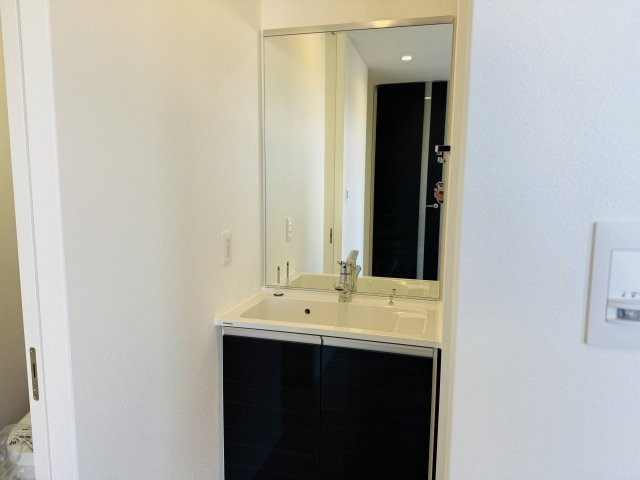 八王子市　絹ケ丘　新築一戸建ての独立洗面台|～玄関に独立洗面台付き～