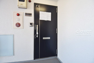 【その他共用部分】 | 皆様をお迎えする、お部屋の玄関ドア。開けやすさや開放角度、ドアノブの操作しやすさや鍵の形状などを、現地で一度ご確認ください。～即日のご見学可能～　お問合せはお気軽にどうぞ。