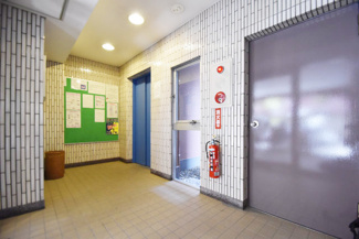 【エントランス】 | 集合ポストなどを備えたエントランスホール。ここもマンションの顔となる部分であり、しっかりと清掃の行き届いたさまに安心感をおぼえます。～即日のご見学可能～　お問合せはお気軽にどうぞ。