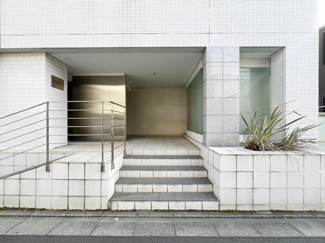 【エントランス】 | オートロックを備えた、マンションのエントランス。やはりセキュリティの観点は欠かすことができません。皆様を“安全”に送り出し、出迎えてくれます。～即日のご見学可能～　お問合せはお気軽にどうぞ。