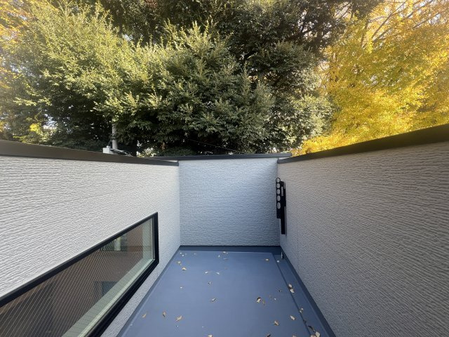見た目も中身も強さもあるハイスペック！！戸建として、この立地は神地と言っても過言でなない！！その分、価格もそれなり。故に住む人を選ぶデメリットもある。いいよねぇ～【神奈川区青木町】新築戸建のバルコニー|落ち着いた時間を過ごせるバルコニーです
