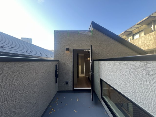 見た目も中身も強さもあるハイスペック！！戸建として、この立地は神地と言っても過言でなない！！その分、価格もそれなり。故に住む人を選ぶデメリットもある。いいよねぇ～【神奈川区青木町】新築戸建のバルコニー|バルコニー付きです