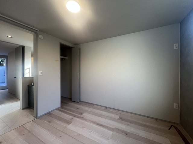 見た目も中身も強さもあるハイスペック！！戸建として、この立地は神地と言っても過言でなない！！その分、価格もそれなり。故に住む人を選ぶデメリットもある。いいよねぇ～【神奈川区青木町】新築戸建の洋室|きれいな洋室です