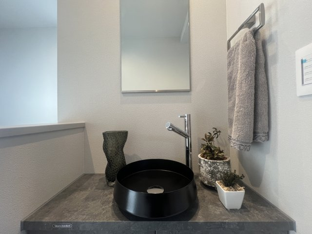 見た目も中身も強さもあるハイスペック戸建【神奈川区青木町新築戸建】の洗面所|脱衣スペースもあります