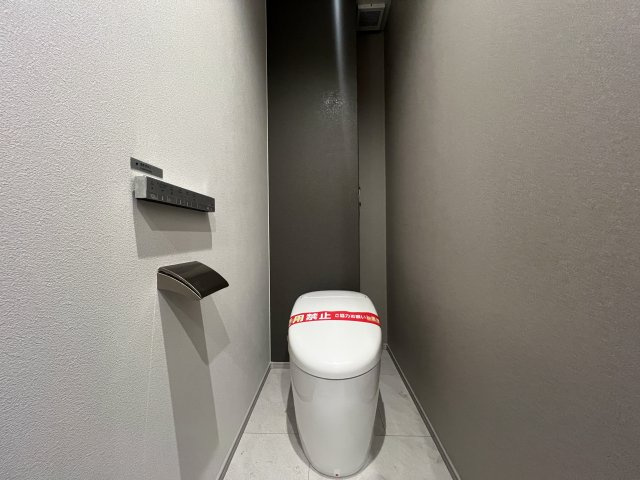 見た目も中身も強さもあるハイスペック！！戸建として、この立地は神地と言っても過言でなない！！その分、価格もそれなり。故に住む人を選ぶデメリットもある。いいよねぇ～【神奈川区青木町】新築戸建のトイレ|清潔感のあるトイレです