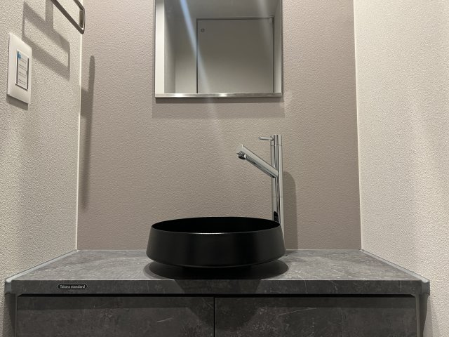 見た目も中身も強さもあるハイスペック戸建【神奈川区青木町新築戸建】の洗面所|明るい洗面所です