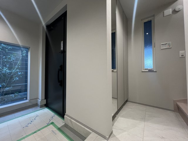 見た目も中身も強さもあるハイスペック戸建【神奈川区青木町新築戸建】の玄関|明るい玄関です