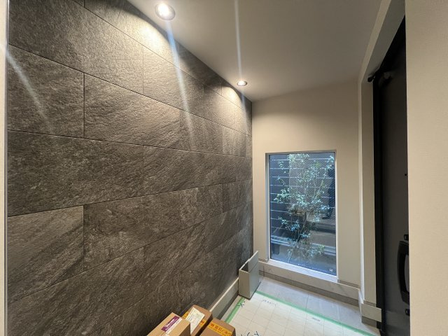 見た目も中身も強さもあるハイスペック戸建【神奈川区青木町新築戸建】の玄関|シンプルで使いやすい玄関です