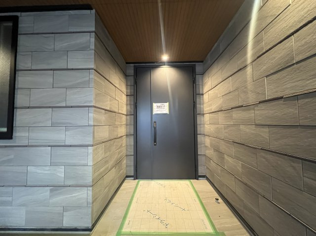 見た目も中身も強さもあるハイスペック戸建【神奈川区青木町新築戸建】の玄関|収納もある玄関です