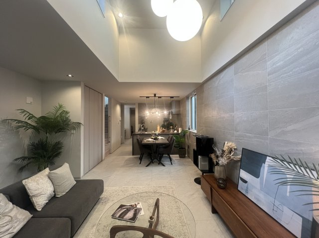 見た目も中身も強さもあるハイスペック戸建【神奈川区青木町新築戸建】の居間・リビング|リビングです