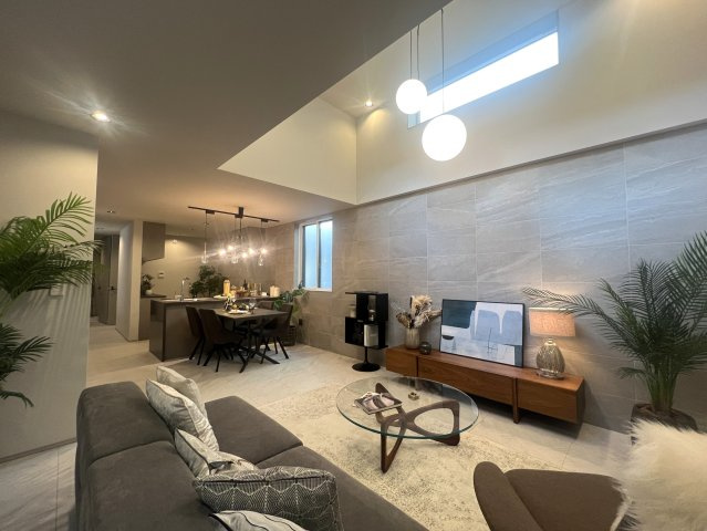 見た目も中身も強さもあるハイスペック戸建【神奈川区青木町新築戸建】の居間・リビング|おしゃれなリビングです