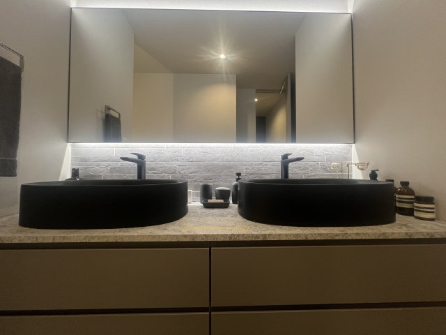 見た目も中身も強さもあるハイスペック戸建【神奈川区青木町新築戸建】の独立洗面台|独立洗面台、小物を置くことができて便利です