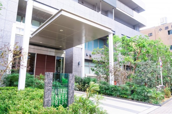  | 【エントランス外観】都心にありながらも、自然のやさしさを実感できる、心地よいマンション玄関口です！