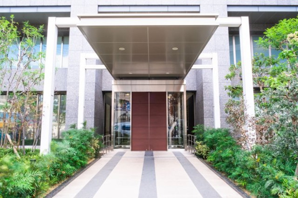  | 【エントランス外観】庇付きのエントランスアプローチ！両サイドにエントランスガーデンが広がります！