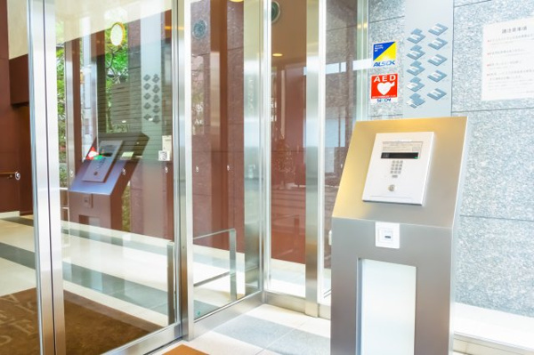 【エントランス】 | 【風除室】ガラス張りの開放的なエントランス！もちろんオートロックです！強固なセキュリティで安心！