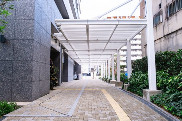 【その他共用部分】 | 【ガーデンコリドー】敷地南側にある、パーゴラと緑の列植が美しい、ベンチのあるやすらぎのプロムナード！