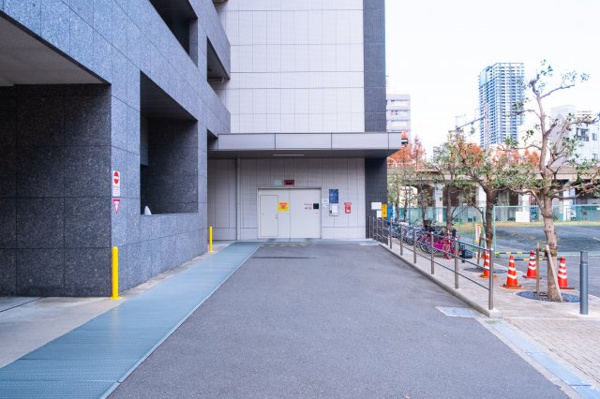 【駐車場】 | 【敷地内駐車場】きちんと整備されたきれいな駐車場です！十分な広さがあり、車の出し入れもスムーズ！