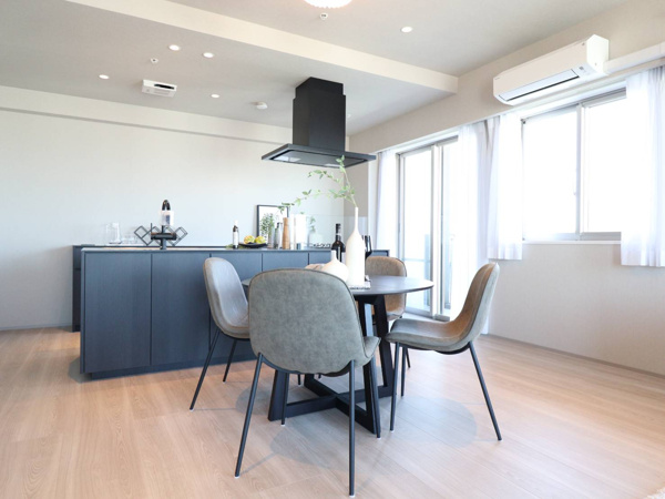 【居間・リビング】 | 【リビングダイニング】
約21.8帖の広々としたLDK！
