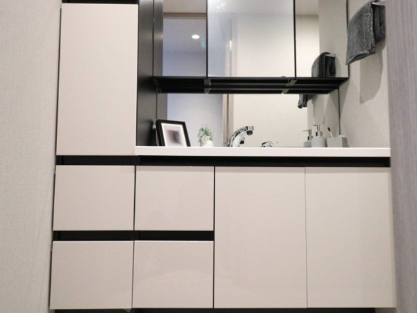 【洗面所】 | 【独立洗面台】
収納豊富な独立洗面台◎