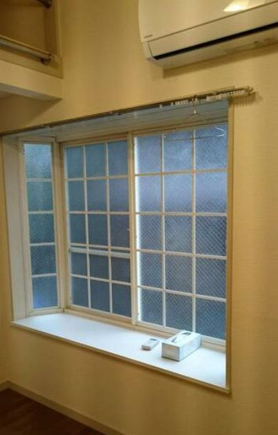 ファサードクロスの内装|出窓付き