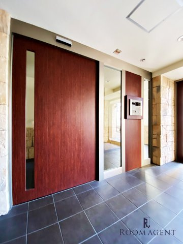 プラウランド名駅のエントランス