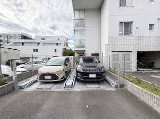【駐車場】 | マンションの駐車場スペース。空きの有無や駐車料金、サイズ規定などについては、改めてお問い合わせください。～即日のご見学可能～　お問合せはお気軽にどうぞ。