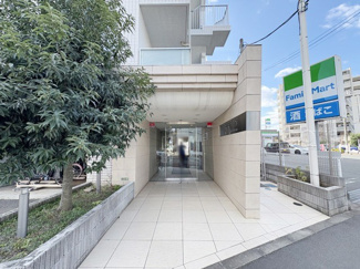 【エントランス】 | お客様を、そして住人を出迎えてくれるマンションのエントランス。ゴミが落ちていないことからも、管理状態の良さや住民の節度の高さが見て取れます。～即日のご見学可能～　お問合せはお気軽にどうぞ。