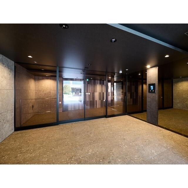 コンフォリア・リヴ西大島SOUTHのエントランス