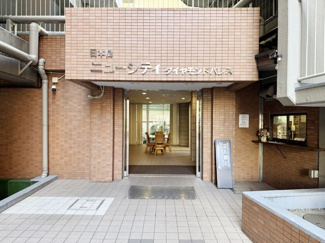 【エントランス】 | マンションの正面エントランス。出入りする人間を癒してくれるマンション入り口であり、その建物の「顔」でもあります。～即日のご見学可能～　お問合せはお気軽にどうぞ。
