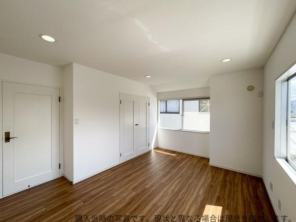 大在中央　中古の洋室|明るい窓から自然光が差し込む洋室です。室内は木目調のフローリングが特徴的で清潔感があります。収納スペースも備えています。