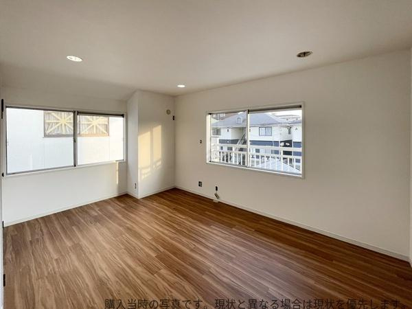 大在中央　中古の洋室|二面の窓から自然光が差し込む洋室です。温かみのあるフローリングが空間の印象を柔らかくしています。シンプルな内装が特徴でさまざまなインテリアに対応しやすいです。すっきりとしたレイアウトが魅力的です。