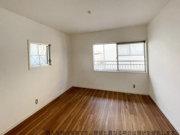 大在中央　中古の洋室|ナチュラルな色合いのフローリングが印象的です。2面採光で室内が明るく感じられます。壁や天井がホワイトで空間がすっきり見えます。使い勝手のよい洋室です。家具の配置もしやすい広さです。