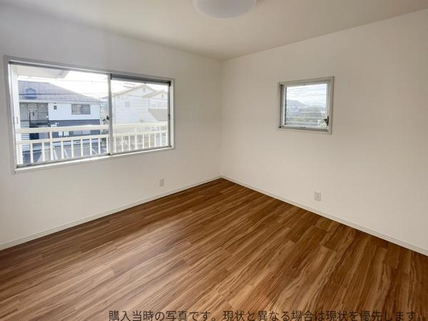 大在中央　中古の洋室|2面採光で明るさを感じられる洋室です。ナチュラルなフローリングが空間を引き立てます。シンプルな形状なので家具の配置も考えやすいです。換気がしやすい窓も備わっています。