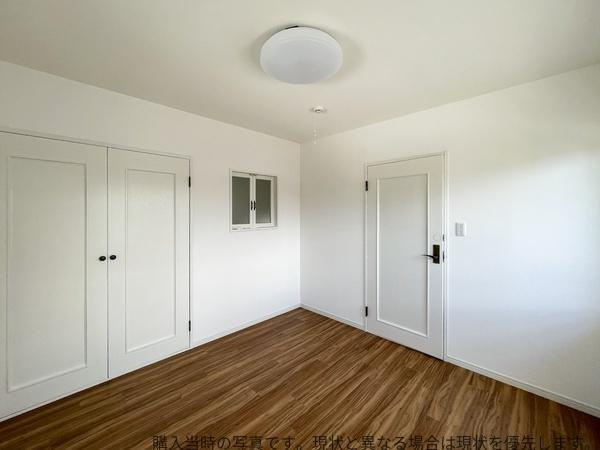 大在中央　中古の洋室|シンプルな内装で清潔感のある洋室です。木目調の床が落ち着いた雰囲気を演出しています。収納スペースも充実しており生活空間を広々と使用できます。明るい壁色が室内をより開放的に感じさせます。