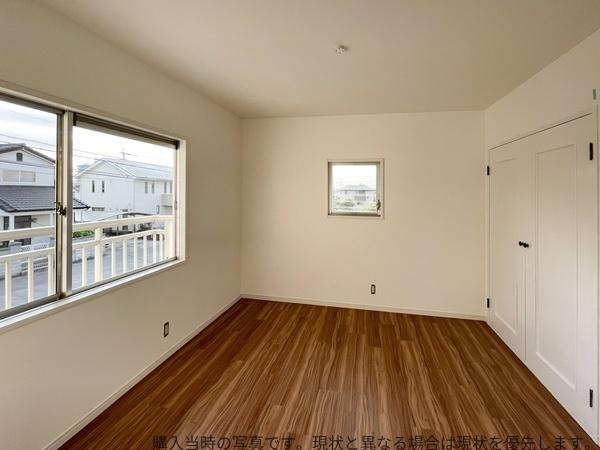 大在中央　中古の洋室|二面採光で室内が明るく感じられる洋室です。シンプルな内装が特徴で使いやすさが際立ちます。フローリング床が清潔感を演出しています。クローゼット付きで収納にも対応しています。