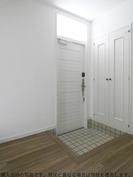 大在中央　中古の玄関|収納スペースが充実している玄関。玄関ドアの上から明るい陽射しの差し込む玄関になっています。