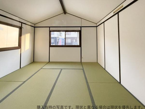 大在中央　中古のその他|窓から自然光が差し込む開放感のある和室です。シンプルなデザインで使い勝手の良い空間となっています。畳の優しい風合いが印象的な一室です。天井が高めでゆとりを感じられます。